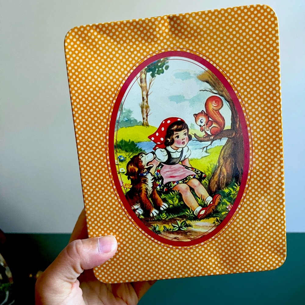 Cute tin box - vintage style